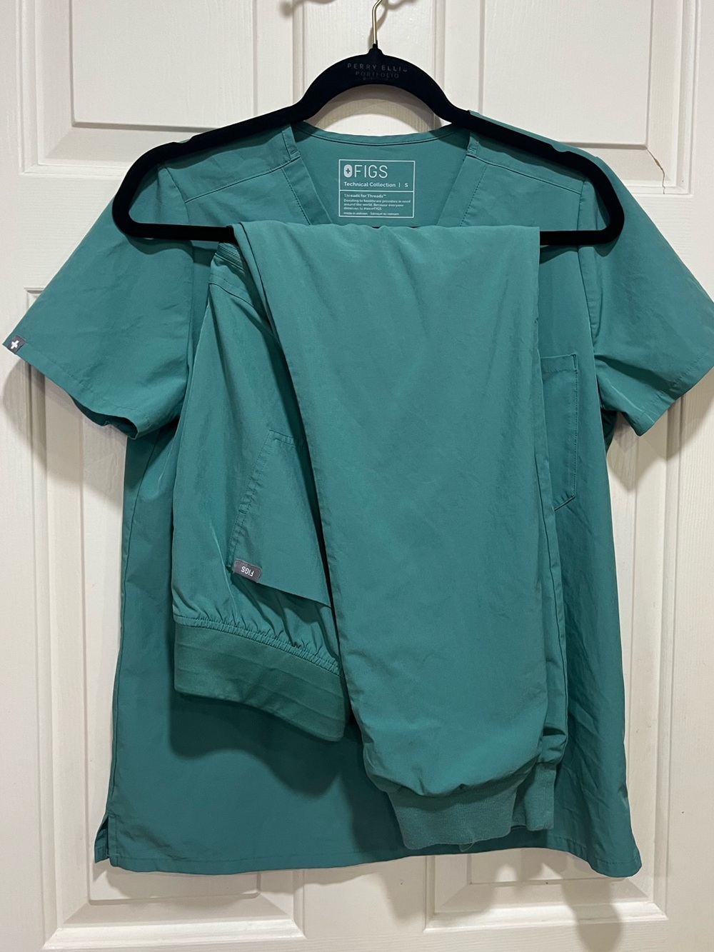 FIGS Surgical Green Catarina Scrub Top and Zamora Joggers in size SMALL